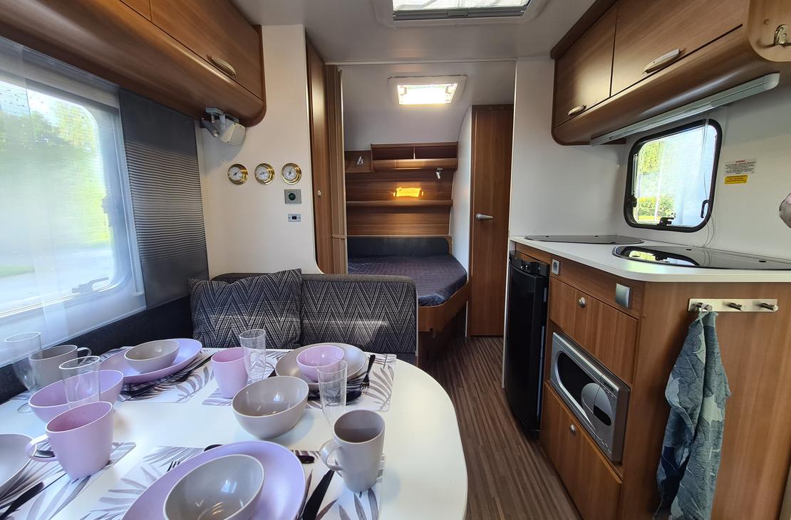 Asuntovaunu sisältä kokonaan