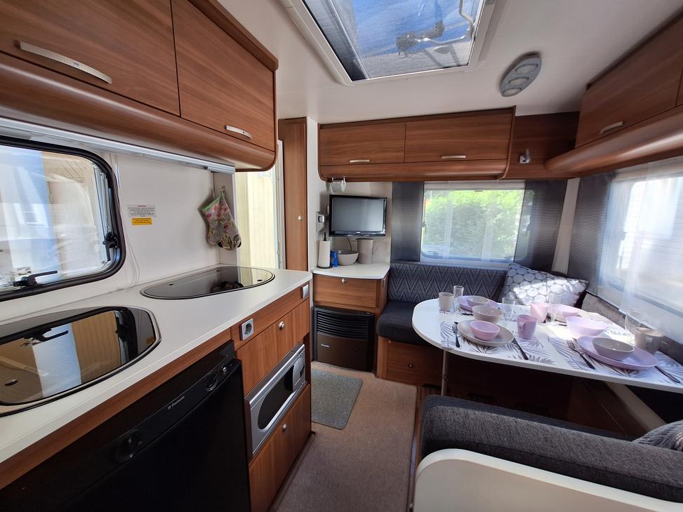 Asuntovaunu sis&auml;lt&auml; ruokailutila