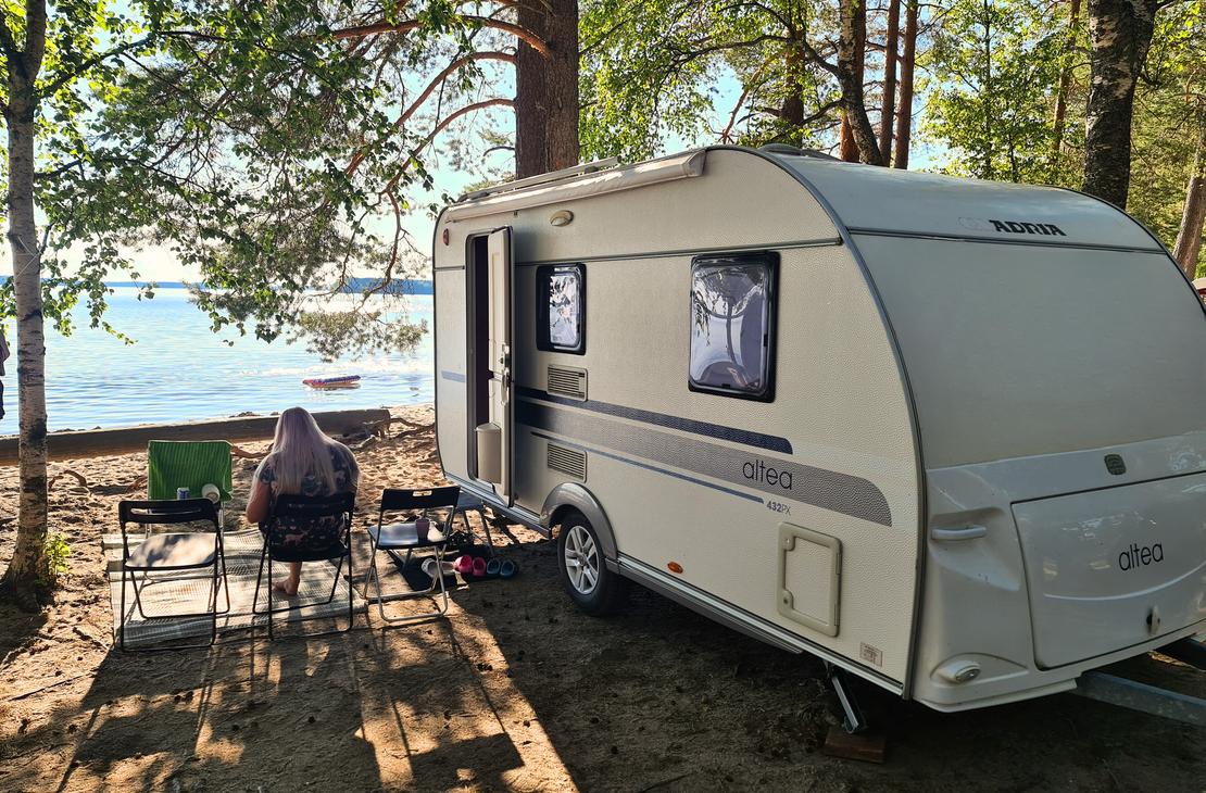 Asuntovaunu camping alueella