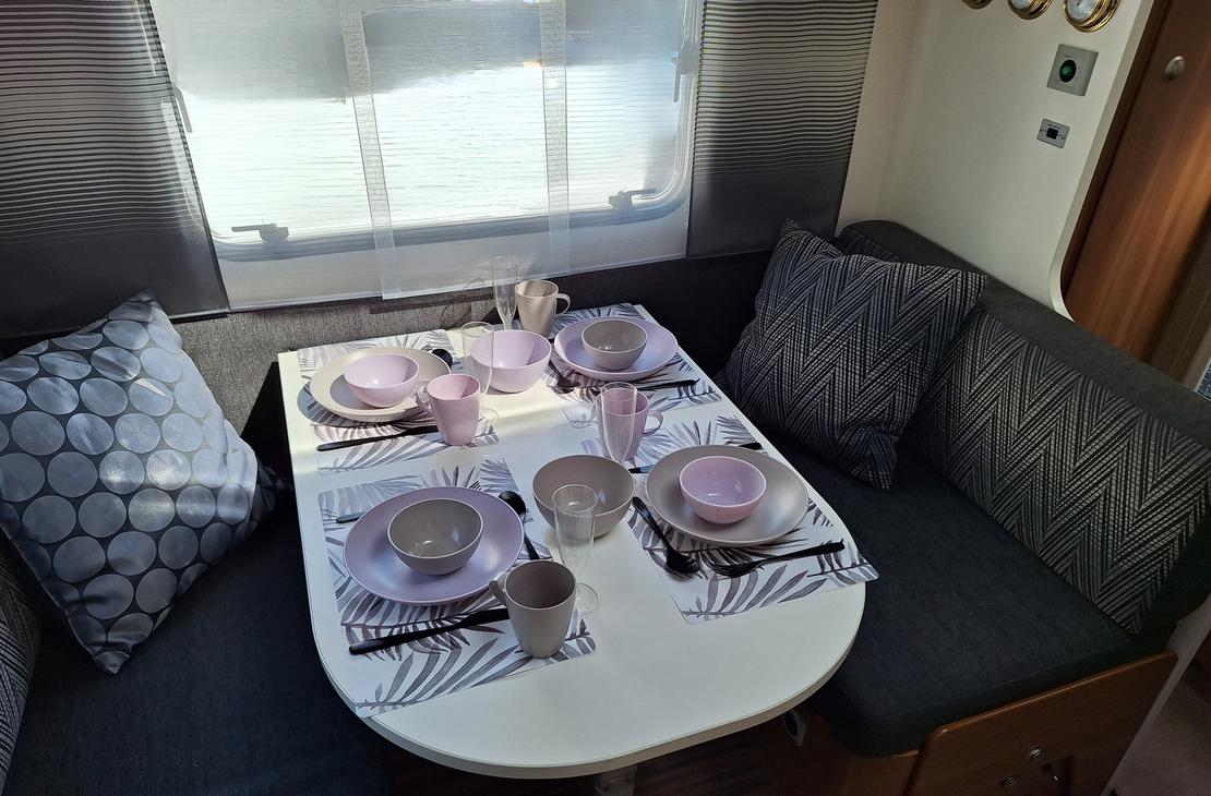 Asuntovaunu ruokapöytä