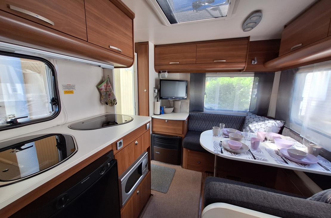 Asuntovaunu sisältä ruokailutila