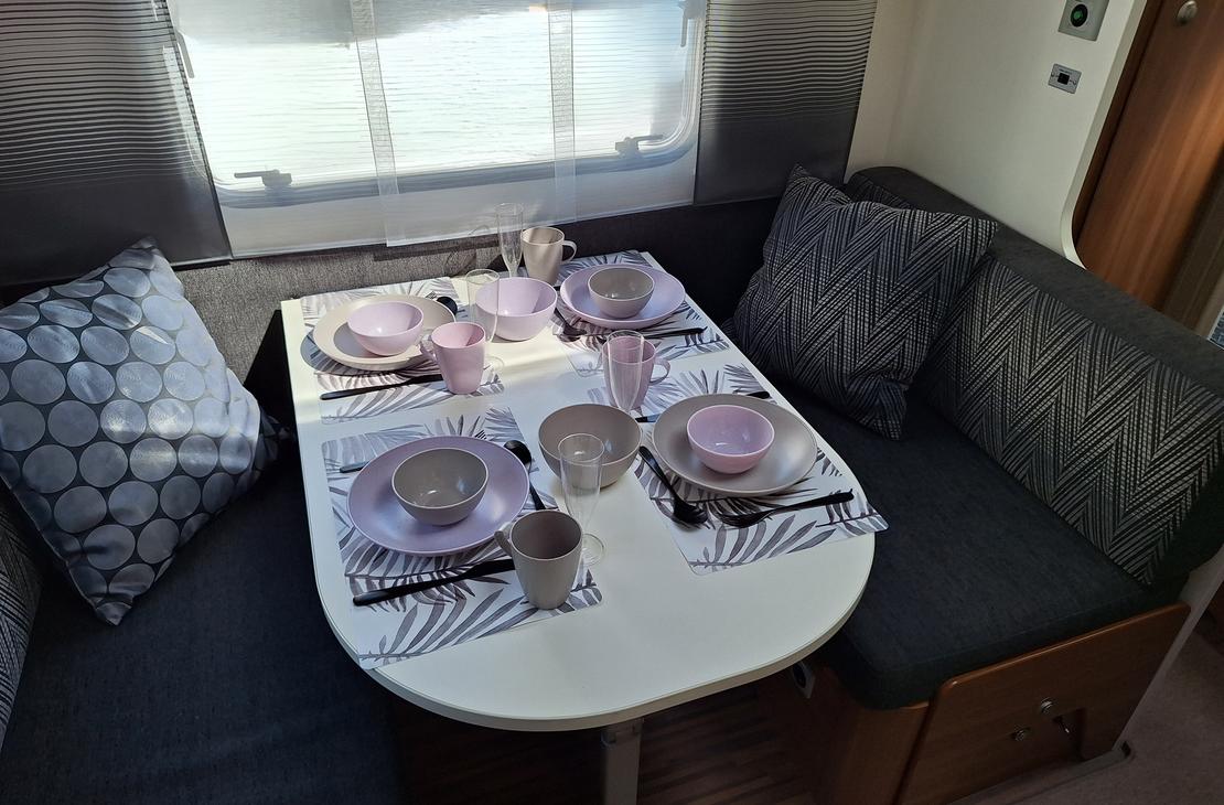 Asuntovaunu ruokapöytä