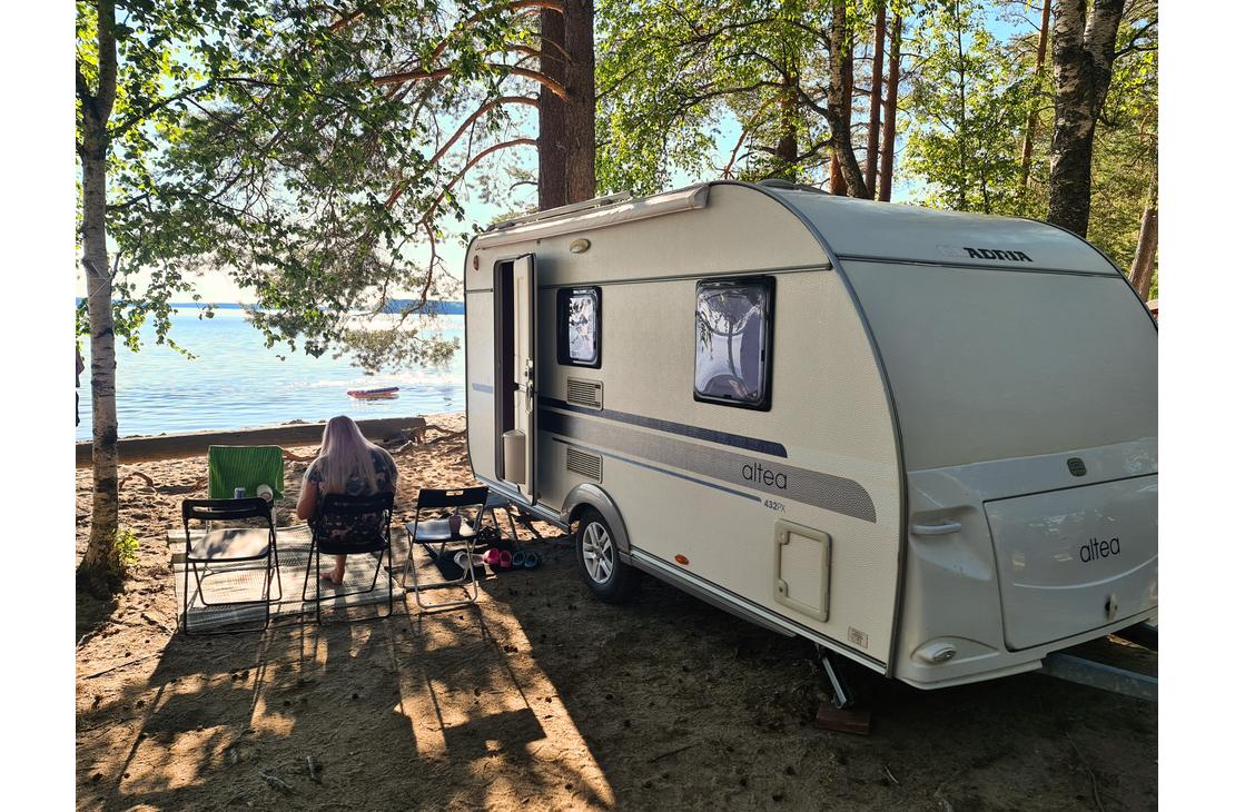Asuntovaunu camping alueella