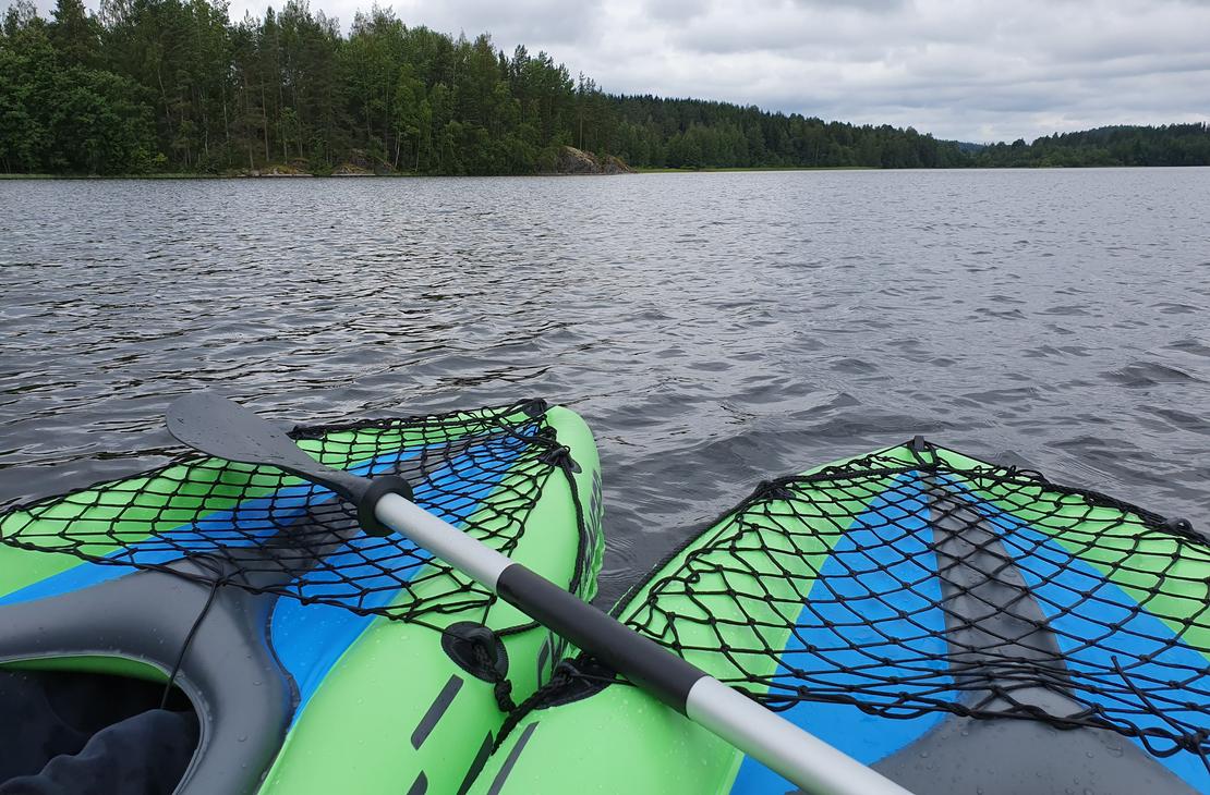 Puhallettava kajakki järvellä