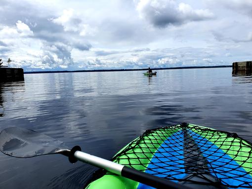 Puhallettava kajakki järvellä