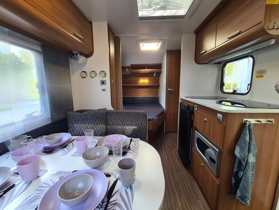 Asuntovaunu sis&auml;lt&auml; kokonaan