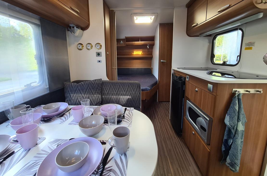 Asuntovaunu sis&auml;lt&auml; kokonaan