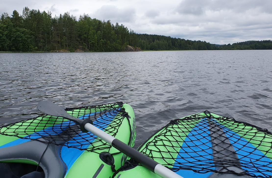 Puhallettava kajakki j&auml;rvell&auml;