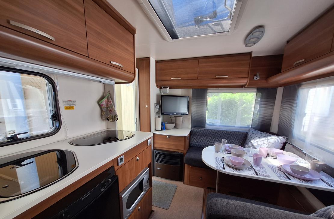 Asuntovaunu sisältä ruokailutila